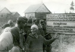Жители-села-близ-Опочки-рассказывают-своим-освободителям-бойцам-2-го-Прибалтийского-фронта-о-тяжелой-жизни-в-немецкой-неволе